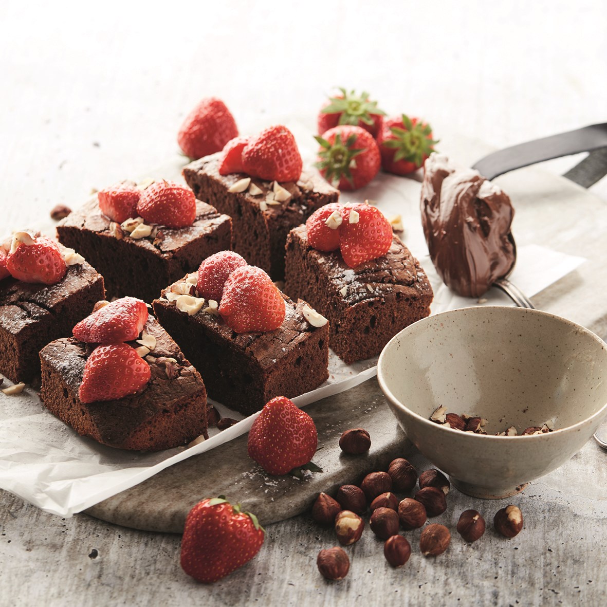 Nutella brownies met aardbeien en hazelnoten