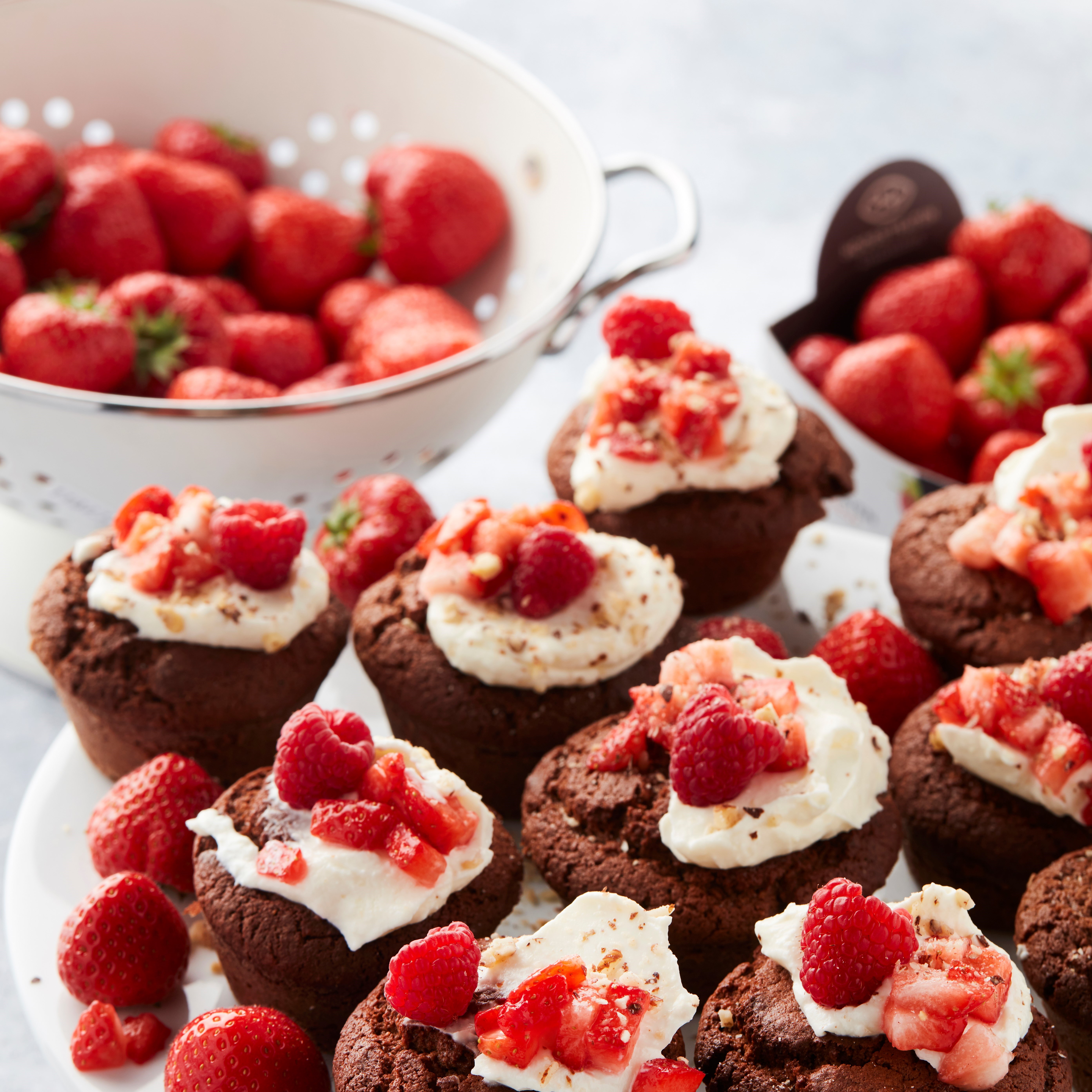Chocolademuffins met mascarpone en aardbei